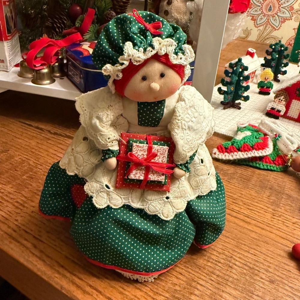 Vtg AppleCheeks‎ Lady Ellen Empire Christmas Doll w/ Presents-Collectable Decor